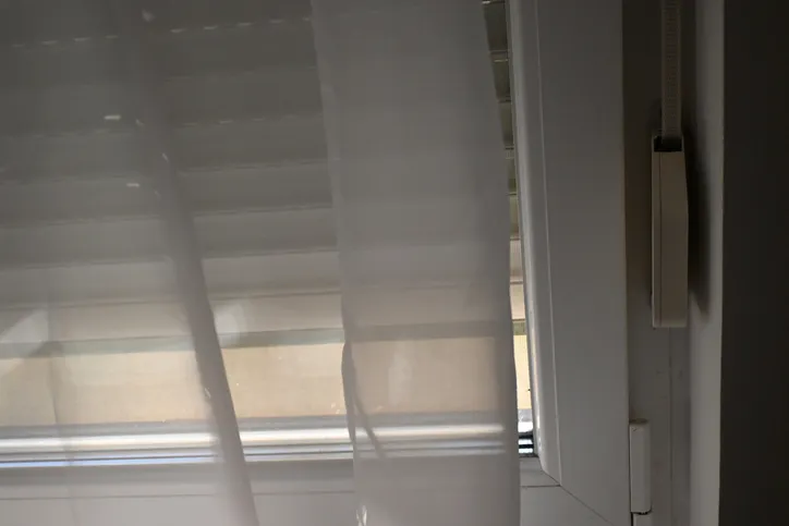 Cortinas y estores en una habitación