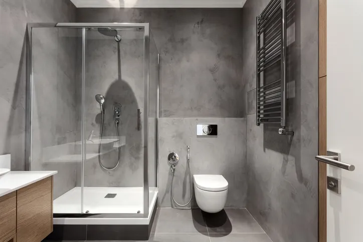 Mampara de ducha de cristal en un baño moderno