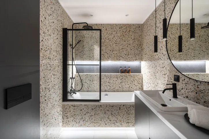 Baño moderno con mampara de ducha sin perfil