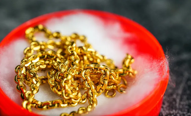 ¿Cómo limpiar objetos dorados?
